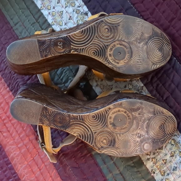 DORKING* genuine leather jewelled strappy buckled sandals, mustard size 37 - Picture 10 of 15